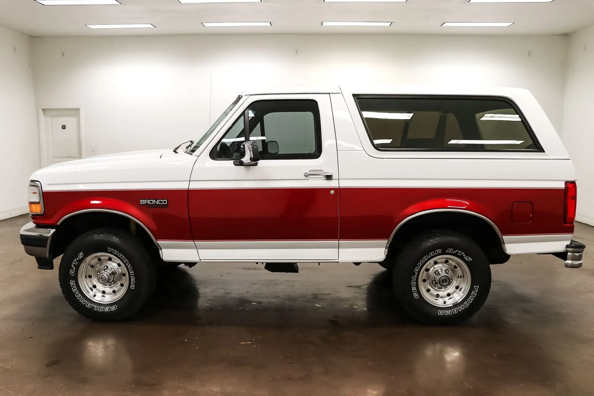 Lateral Ford Bronco de 1996 Blanco