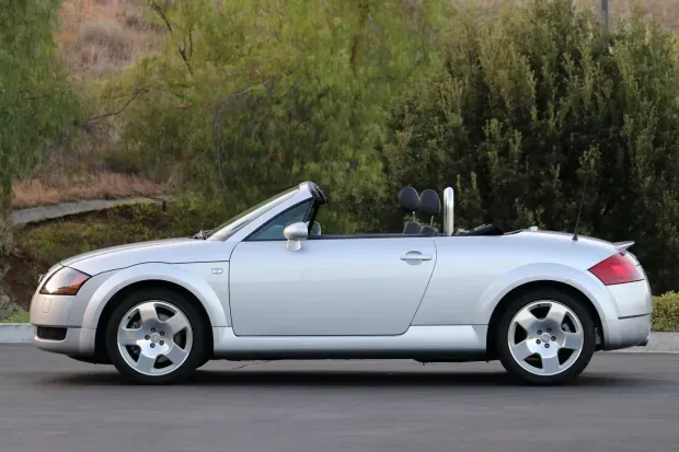 Lateral Audi TT del 2001 Plateado