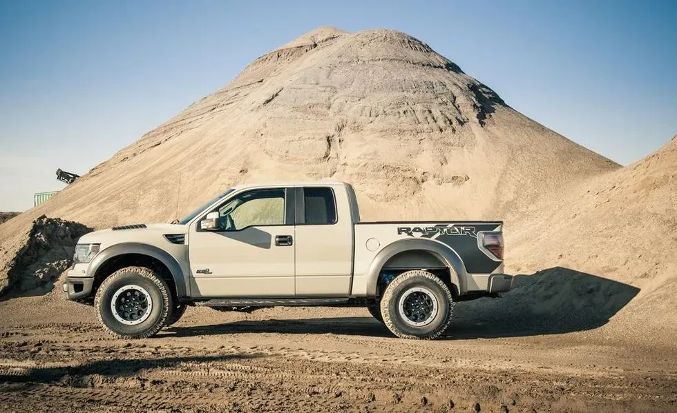 Lateral Ford F150 SVT Raptor 2013 Beige 