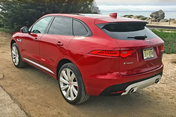 Parte Trasera Jaguar F-Pace S 2023 Rojo