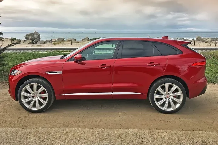 Lateral Jaguar F-Pace S 2023 Rojo