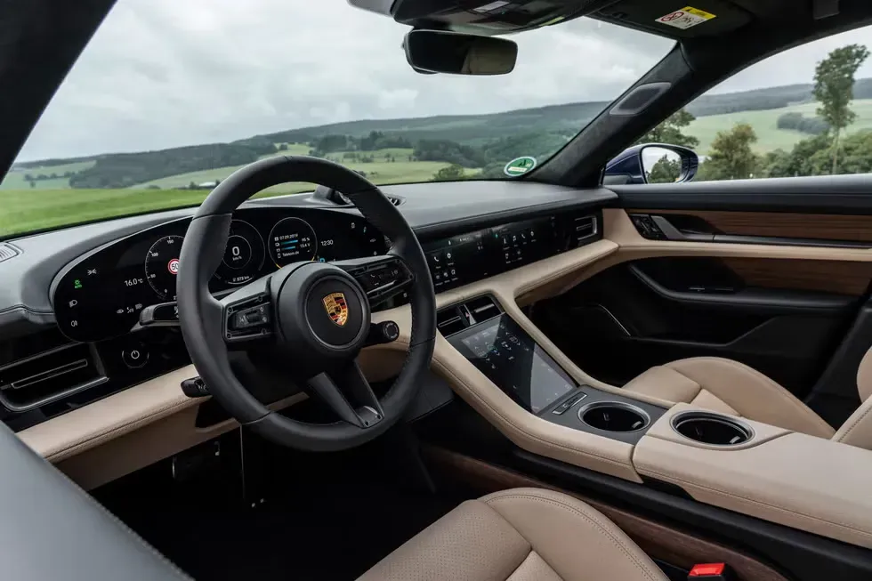 Interior Porsche Taycan Turbo S 2020