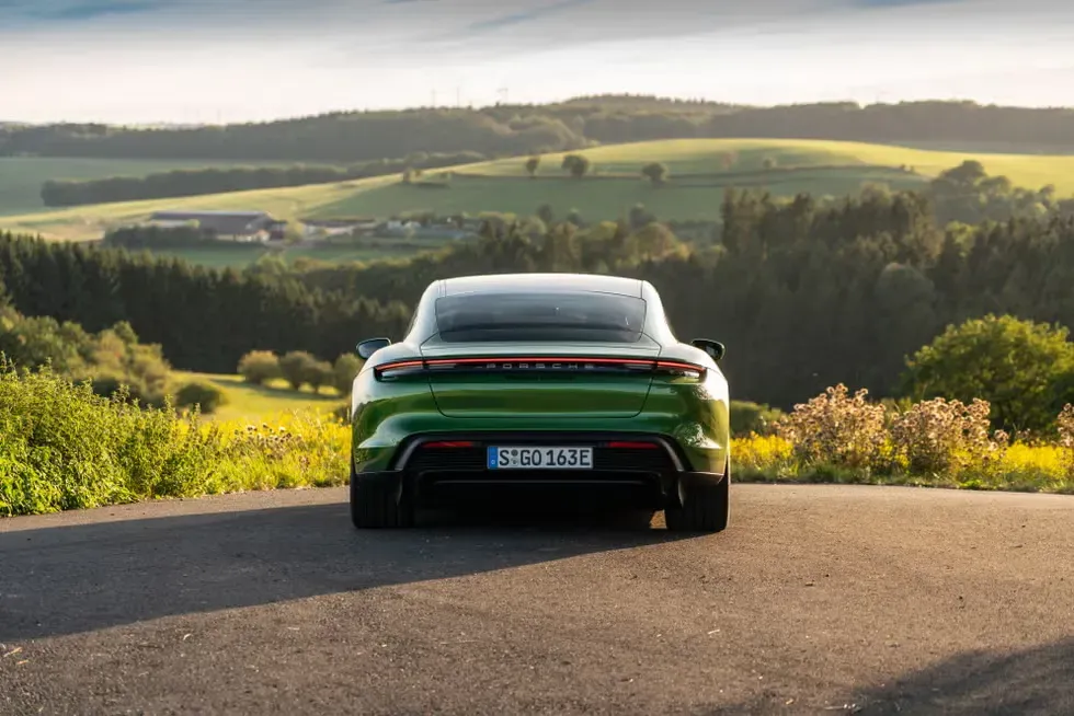 Parte Trasera Porsche Taycan Turbo S 2020 Verde