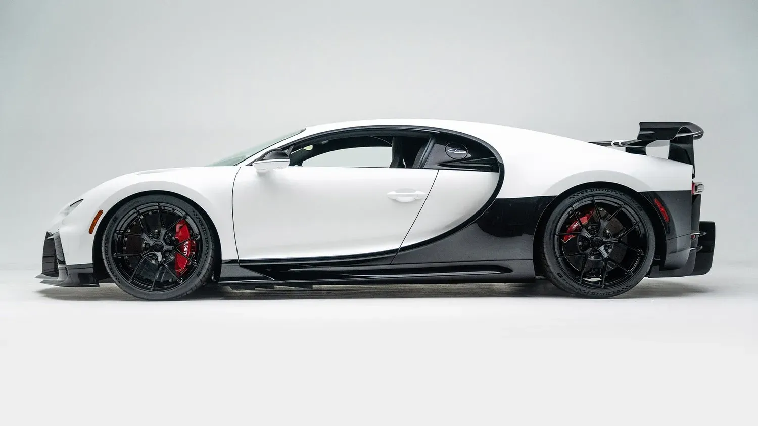 Lateral Bugatti Chiron Pure Sport 2022 Blanco