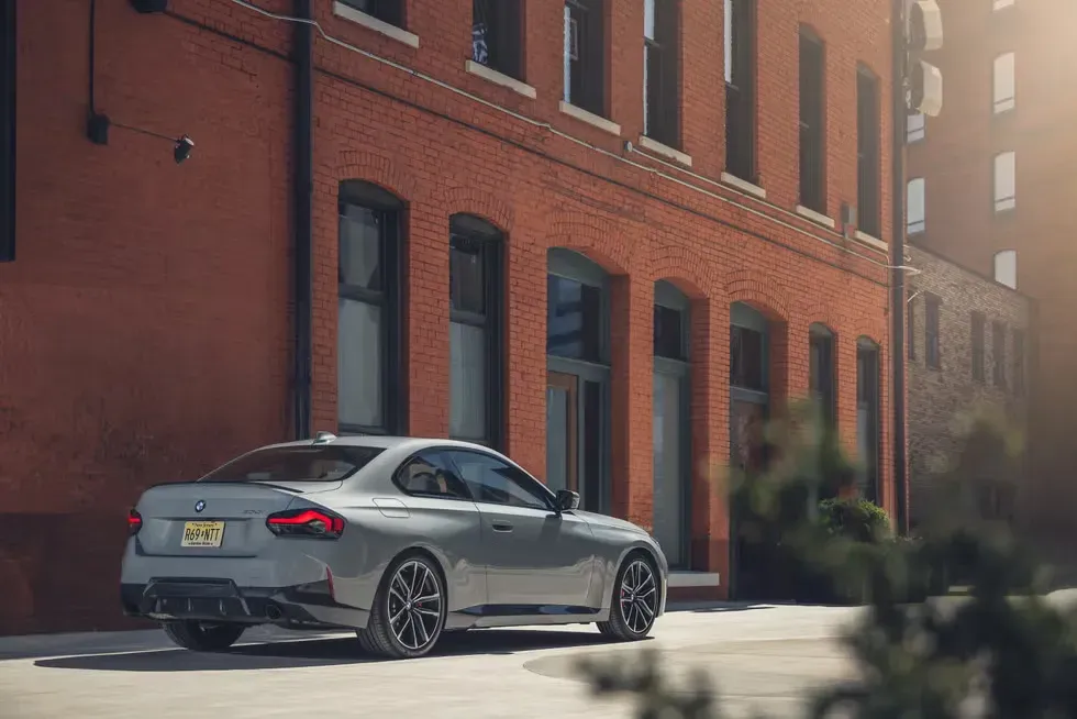 Lateral BMW M240i xDrive Coupé 2023 Gris