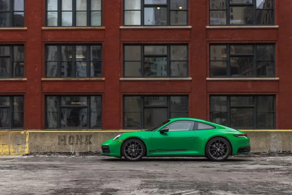 Lateral Porsche 911 2023 Verde