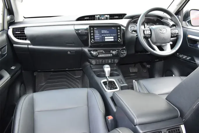 Interior Toyota Hilux 2023