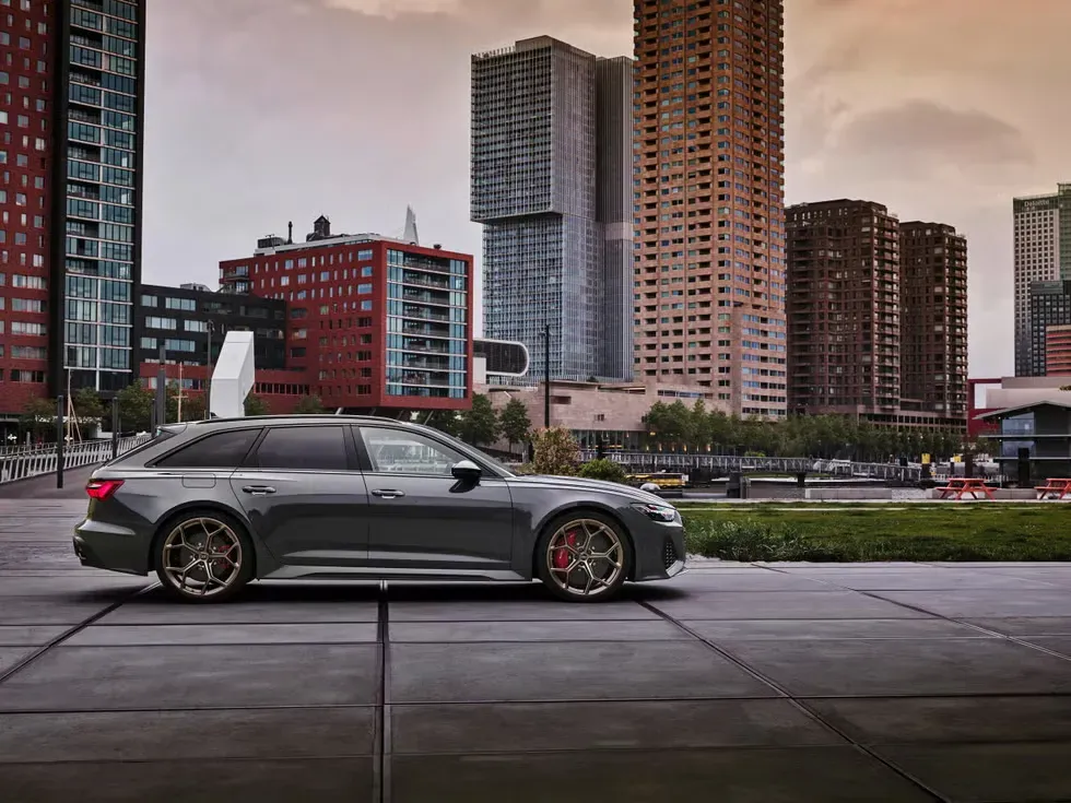 Lateral Audi RS6 Avant Performance 2024 Gris