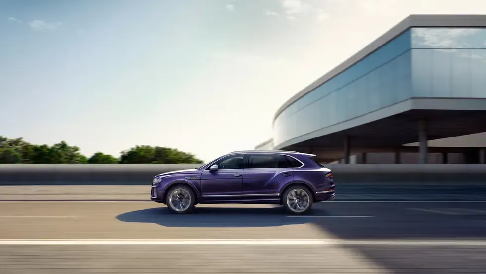 Lateral Bentley Bentayga 2024 Morado