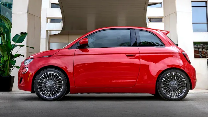 Lateral Fiat 500e Red Edition Rojo