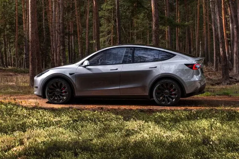 Lateral Tesla Model Y Plateado