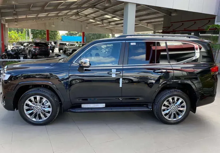 Lateral Toyota Land Cruiser 2023 Azul