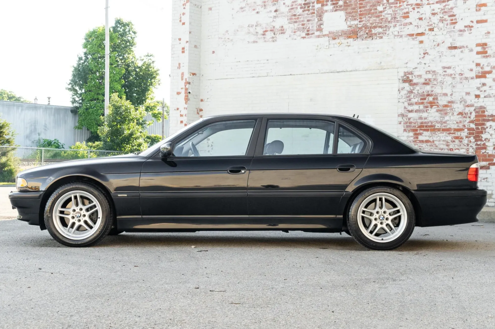 Lateral BMW 750iL 2001 Negro