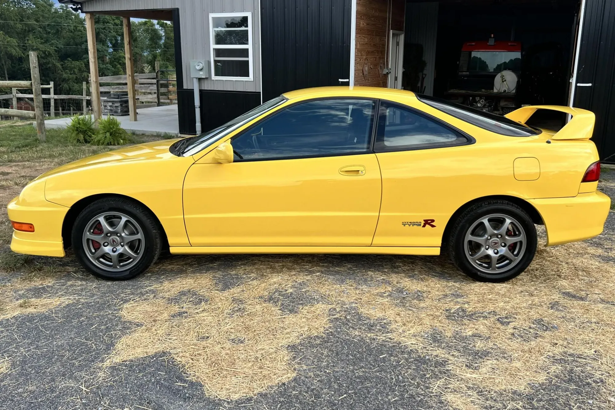 Lateral Acura Integra Type R 2001 Amarillo