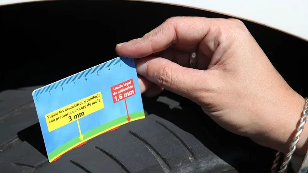 Tarjeta para medir nivel de desgaste en neumáticos de auto  