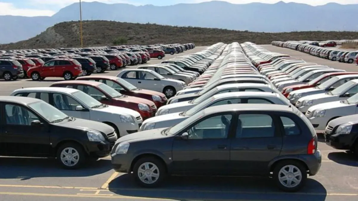 Variedad de autos estacionados en fila 