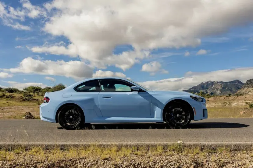 Lateral BMW M2 G87 Azul