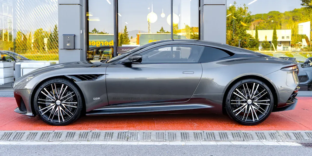 Lateral Aston Martin DBS Superleggera Gris