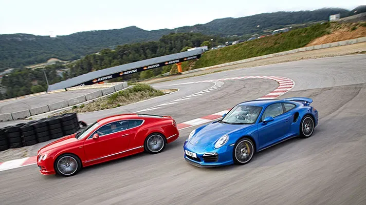 Porsche 911 Carrera 4S Azul vs Bentley Continental GT Rojo