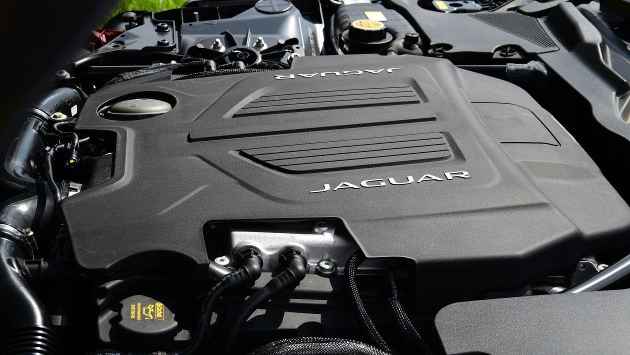 Motor Jaguar F-Type R 2023 