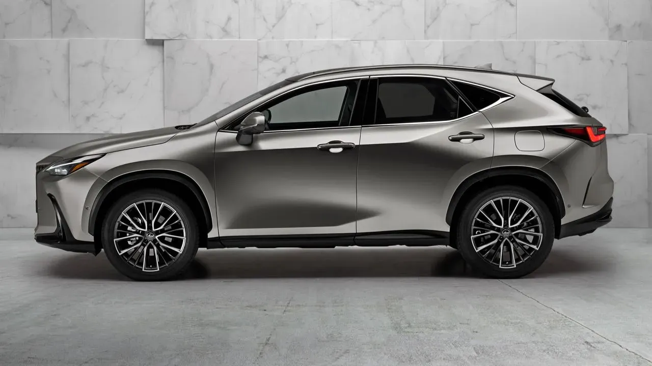 Lateral Lexus NX 2022 Plateado