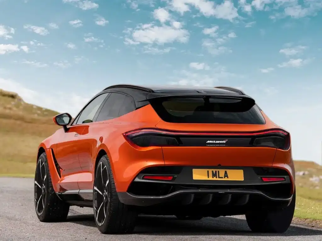 Parte Trasera SUV de McLaren 2025 Naranja