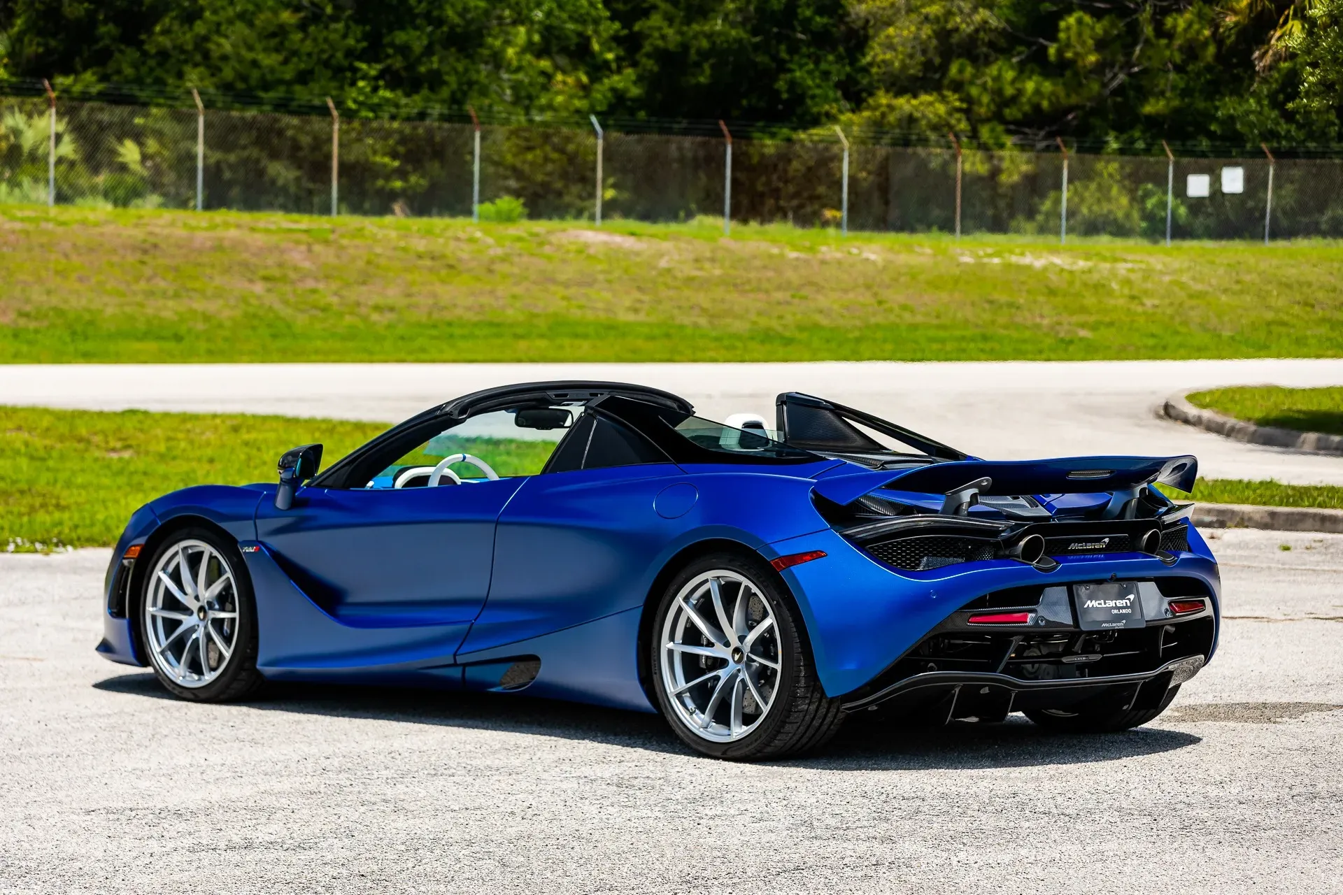 Lateral McLaren 720S Spider Azul