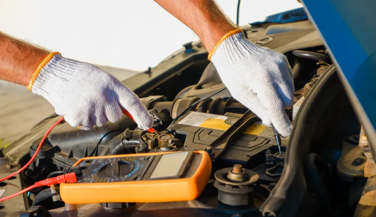 Revisando la carga de las batería de un auto