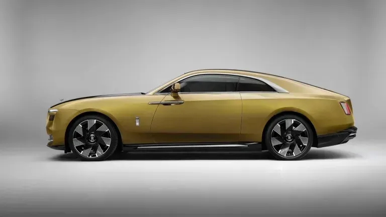 Lateral Rolls-Royce Spectre Amarillo