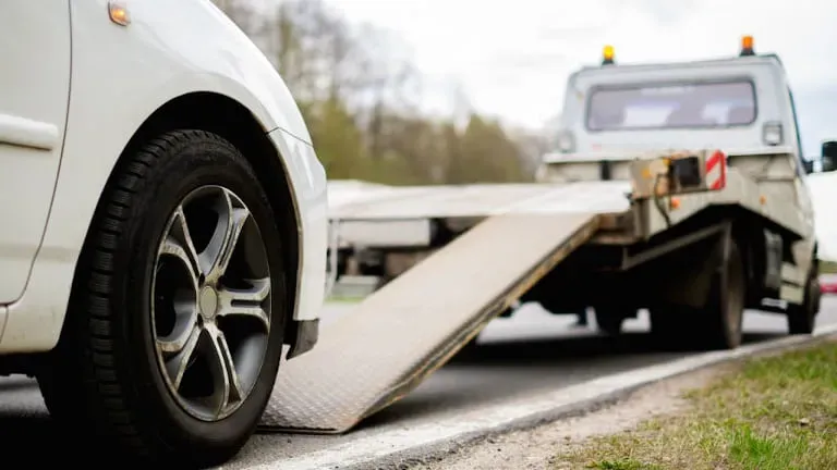 Auto detrás de remolques para autos