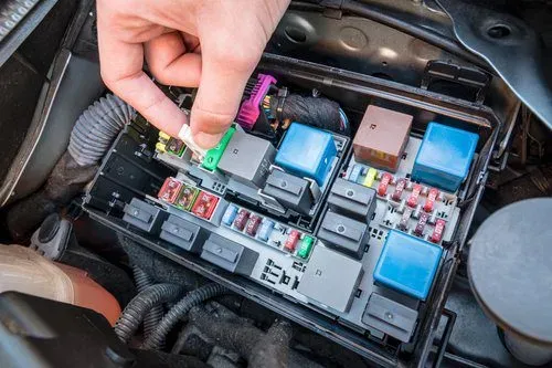 Cambiando fusible de caja de fusibles en auto