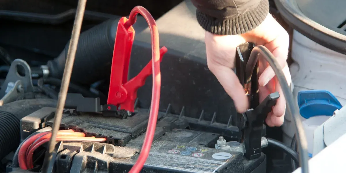 Conectando arrancador de batería de auto