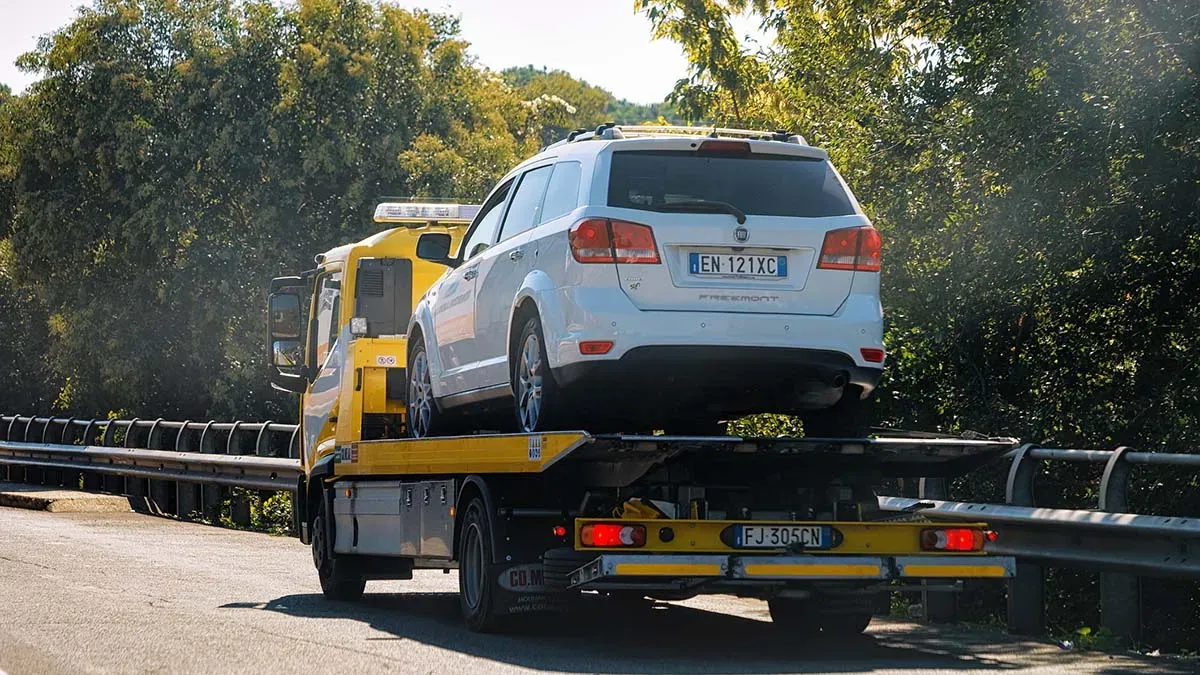 Auto sobre plataforma de grúa 