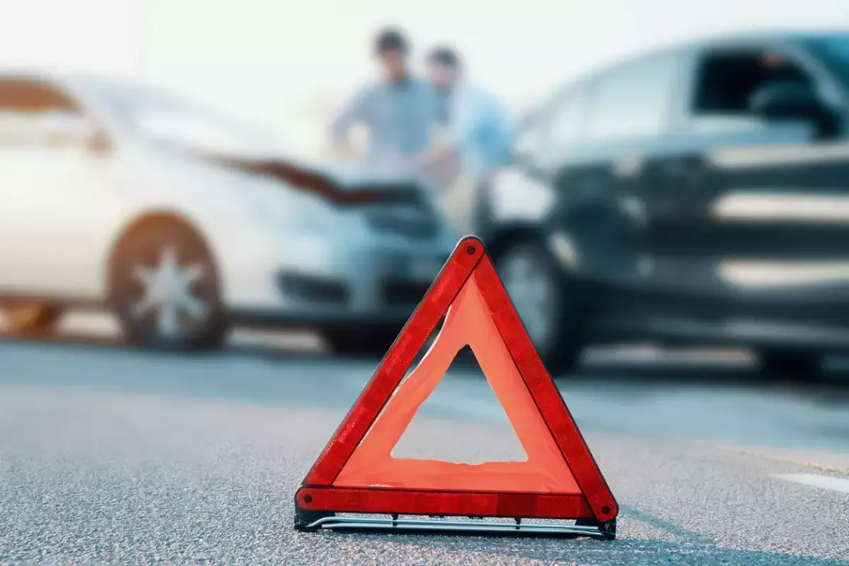 Triangulo de emergencia  delante de choque entre dos autos 