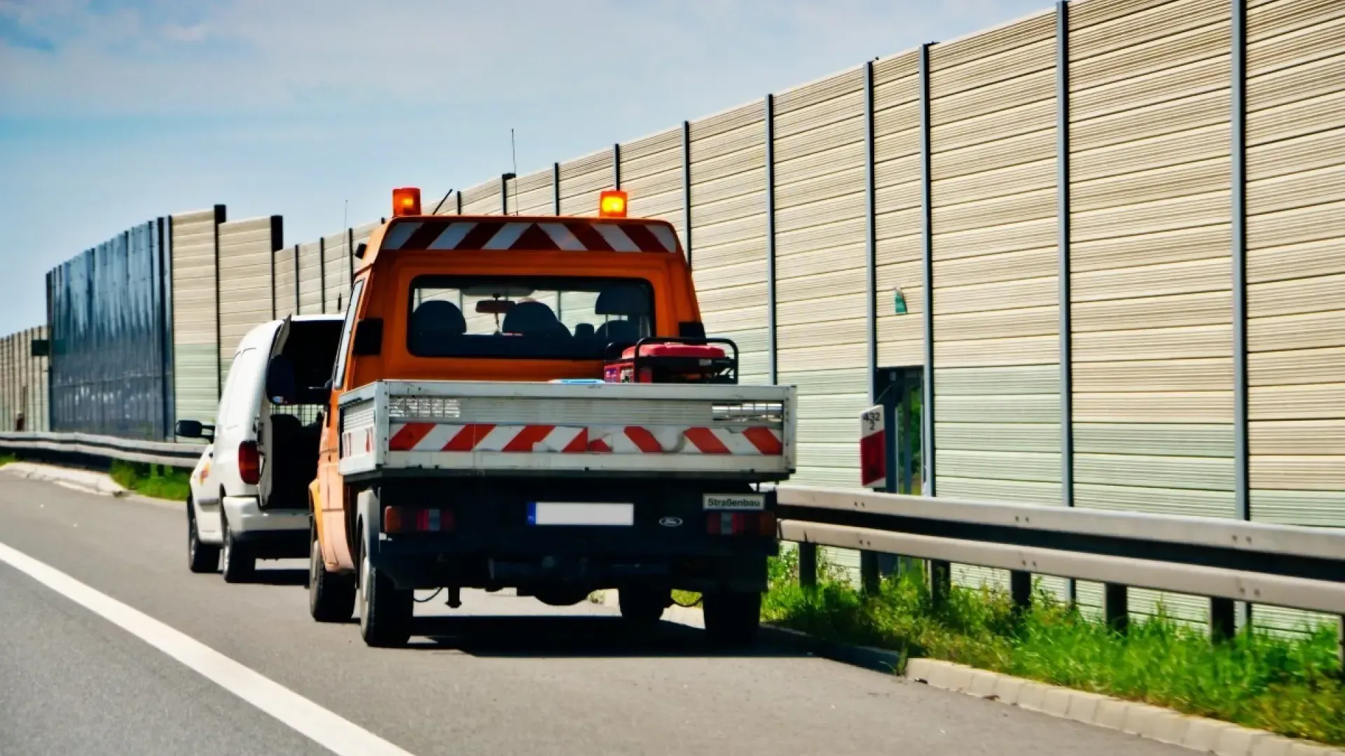 Asistencia vial detrás de automóvil 