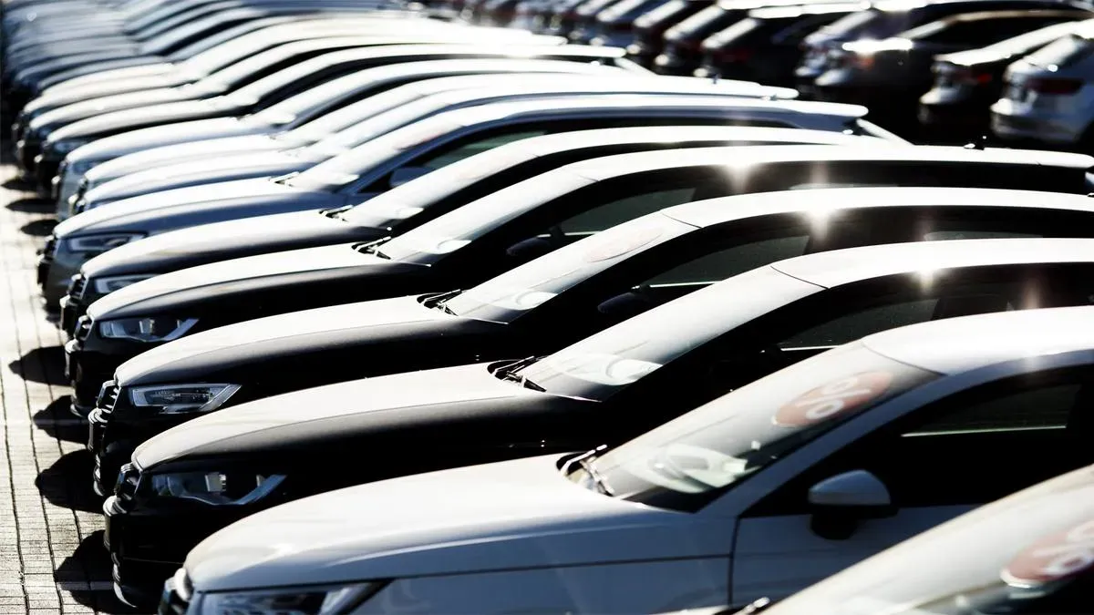 Autos estacionados en fila