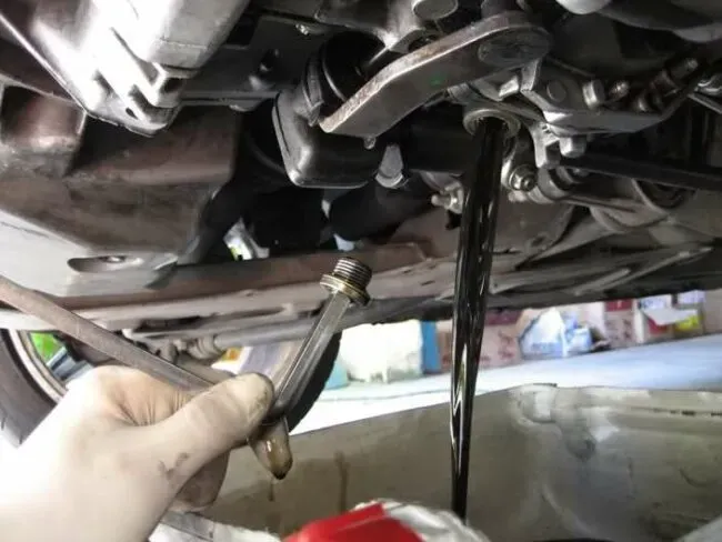 Cambio de aceite en transmisión de auto