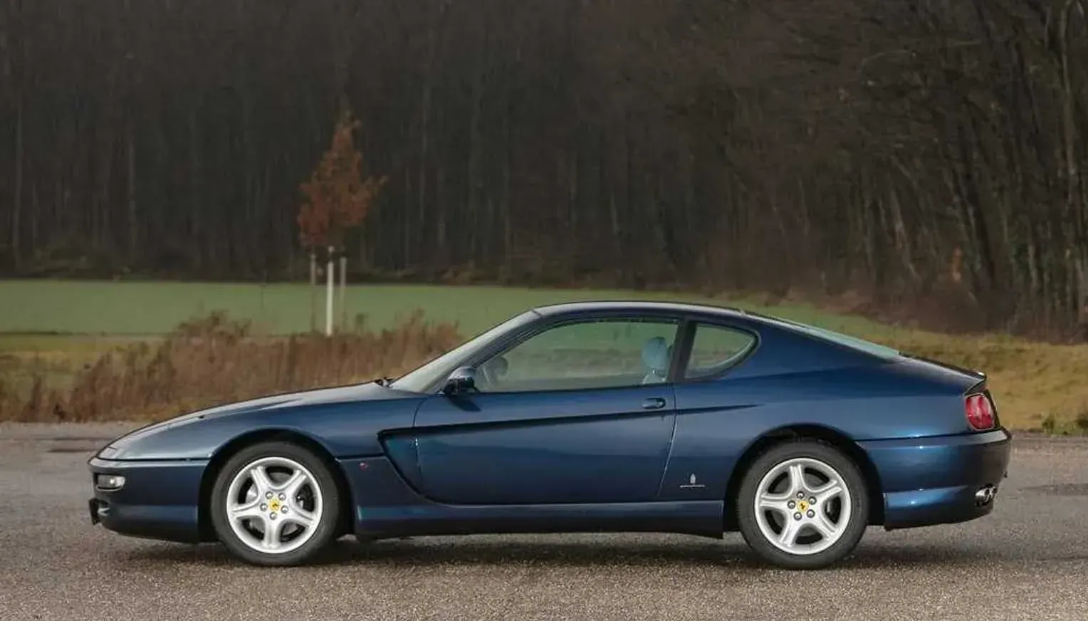 Lateral Ferrari 456 GT Azul