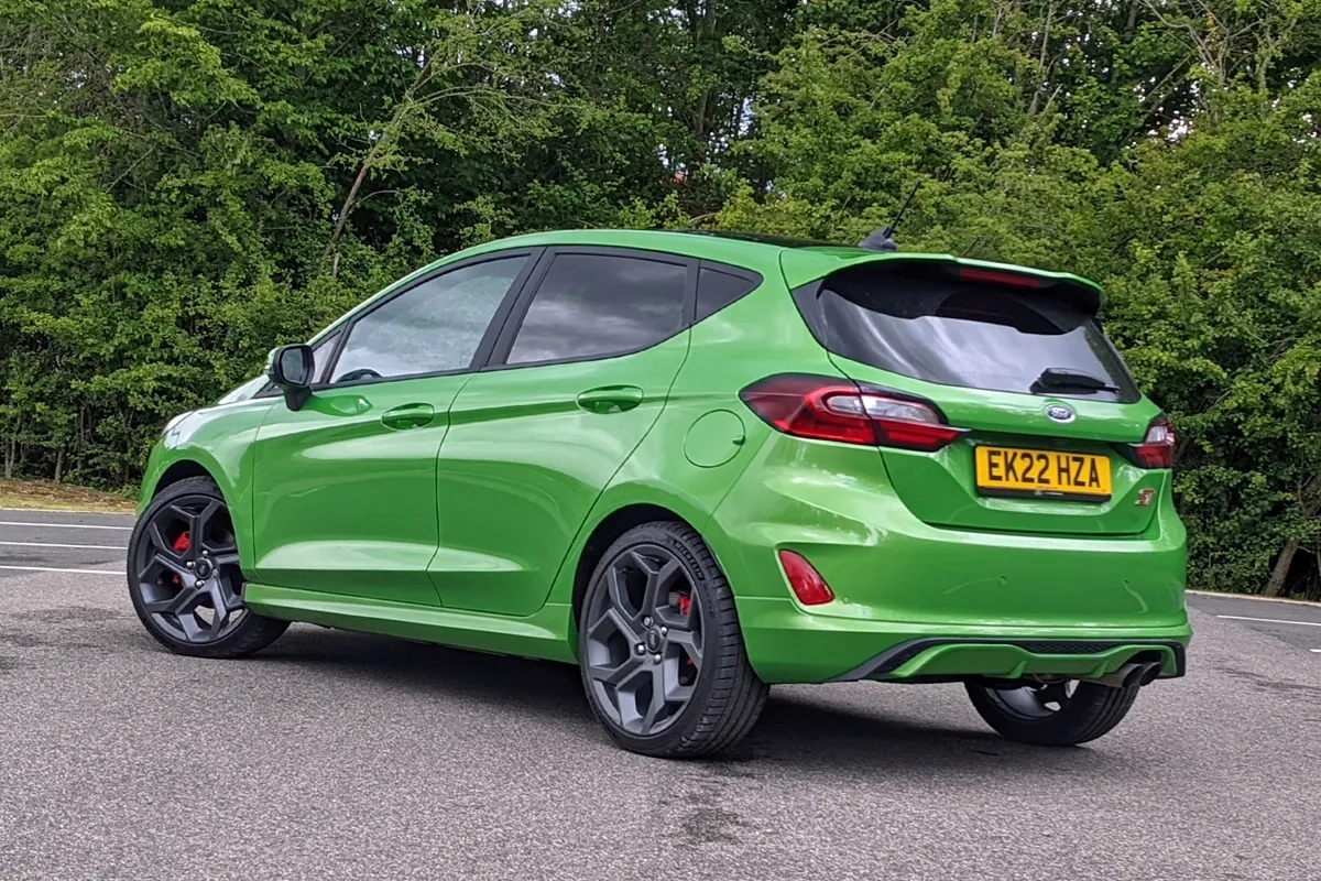 Lateral Ford Fiesta ST 2023 Verde