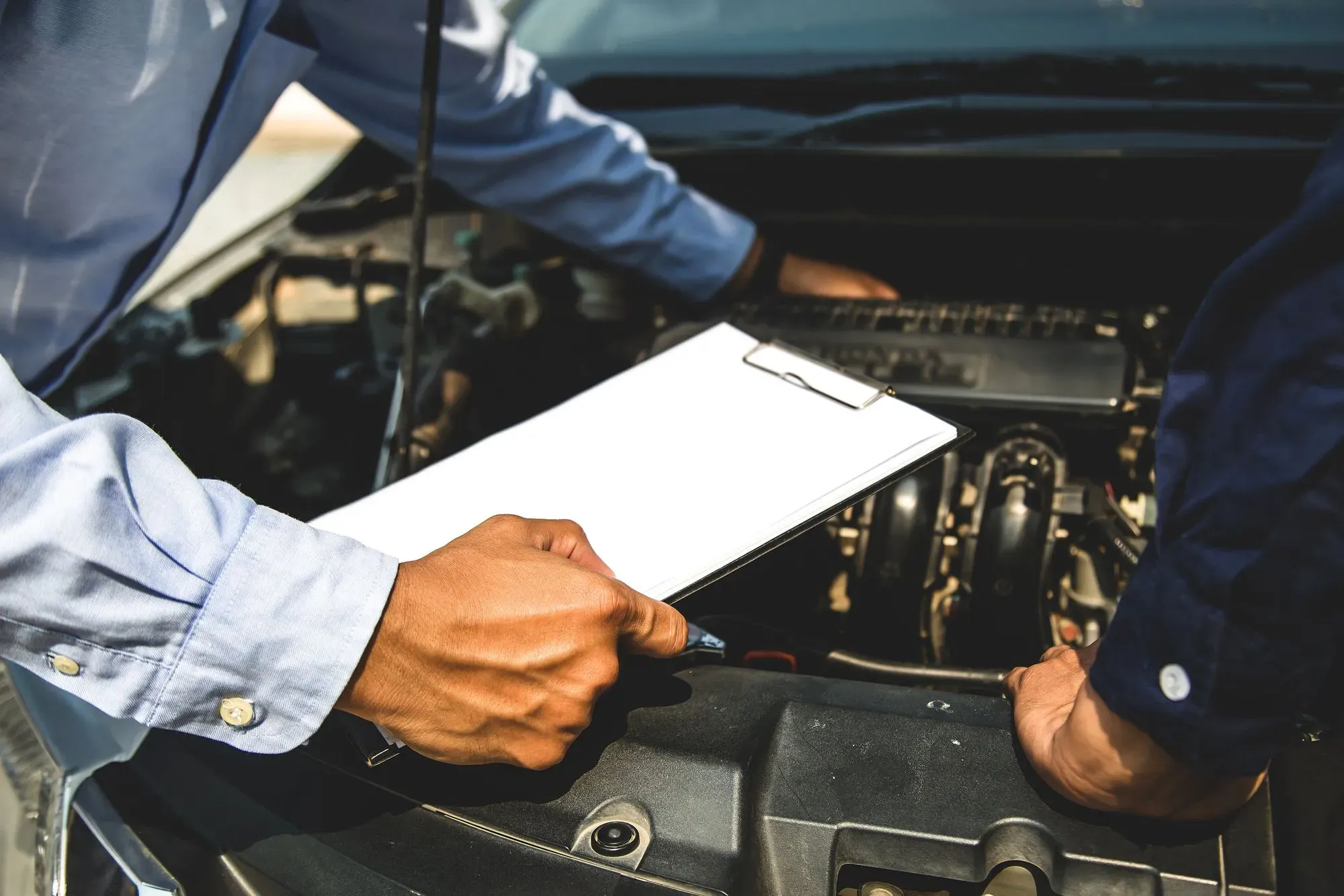 Revisión de partes mecánicas de auto 