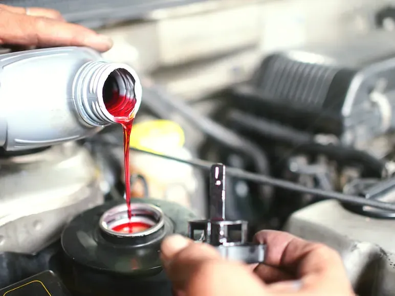 Vertiendo aceite de transmisión en depósito de auto