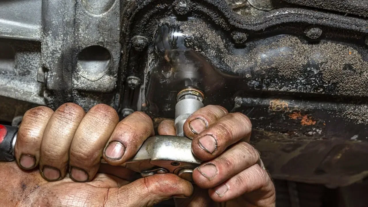 Revisión de fugas de aceite en auto