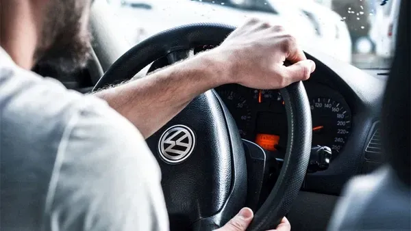 Persona girando volante de auto