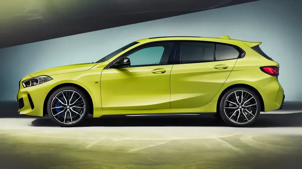 Lateral BMW M135i Amarillo