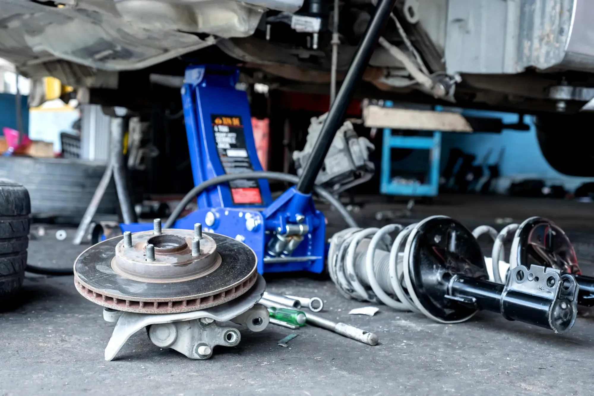 Suspensión desmontada de auto