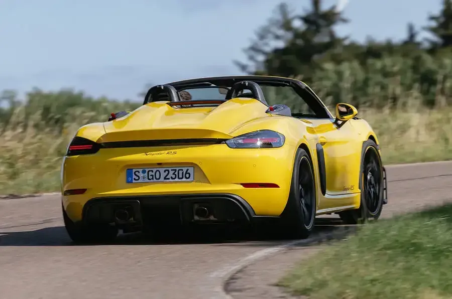 Parte Trasera Porsche 718 Spyder RS Amarillo