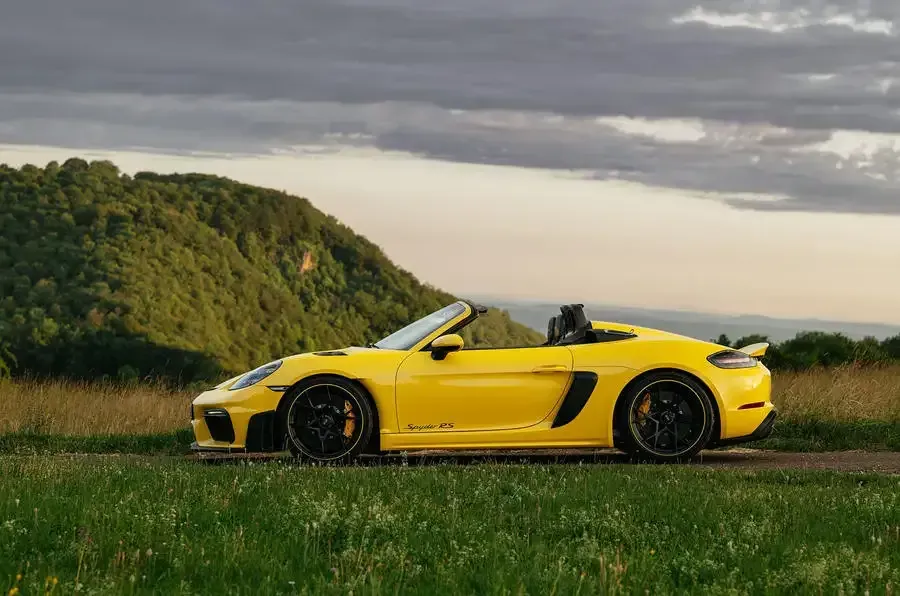 Lateral Porsche 718 Spyder RS Amarillo