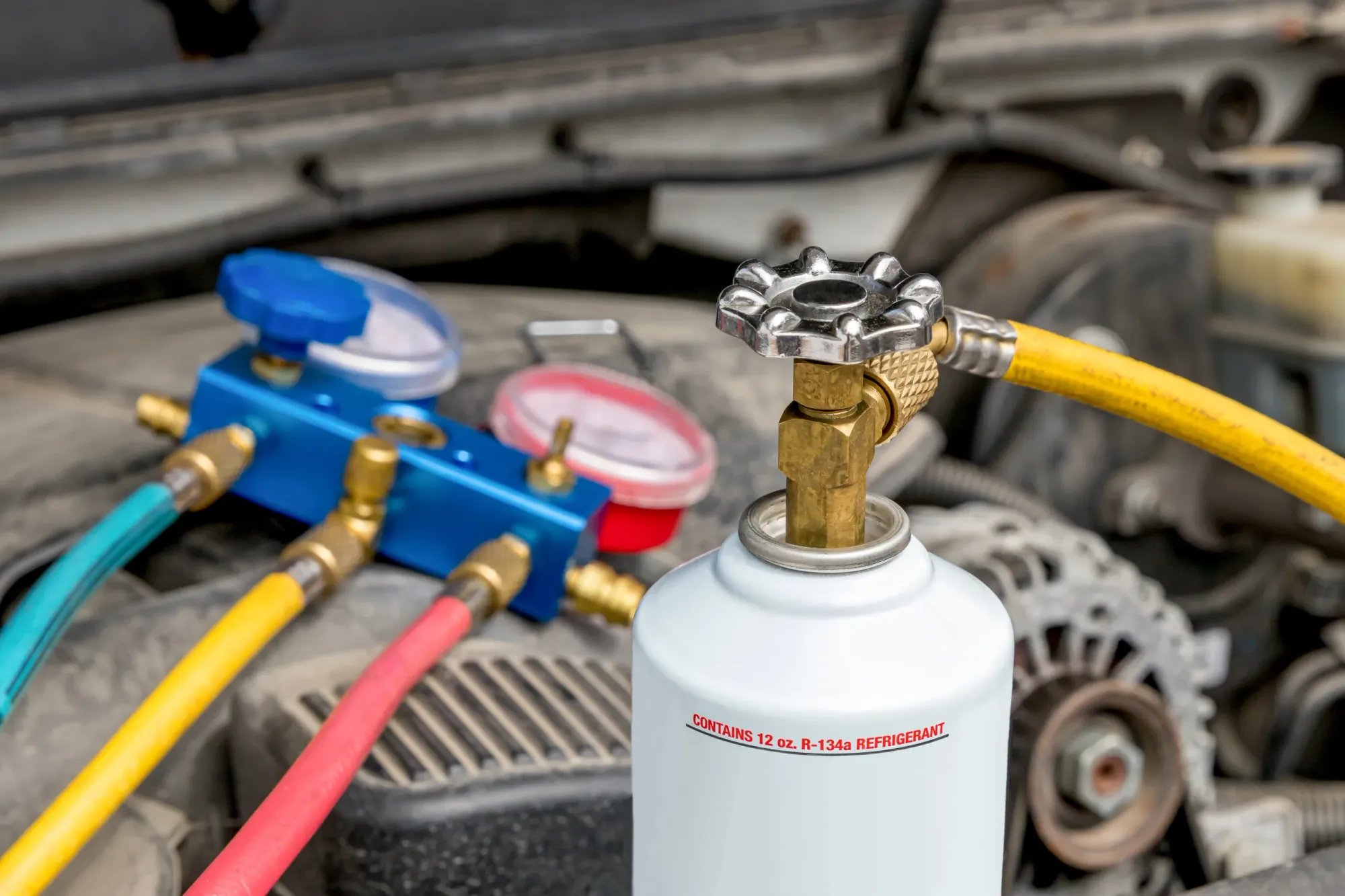 Repostando refrigerante de aire acondicionado en auto