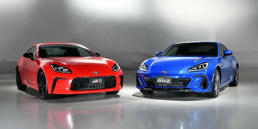 Toyota GR86 Rojo vs Subaru BRZ Azul