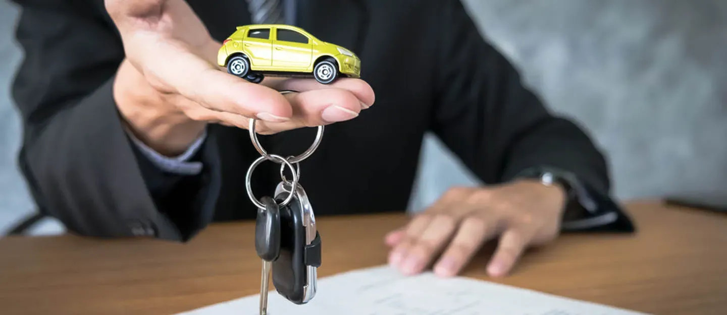 Entrega de llaves y auto amarillo a escala